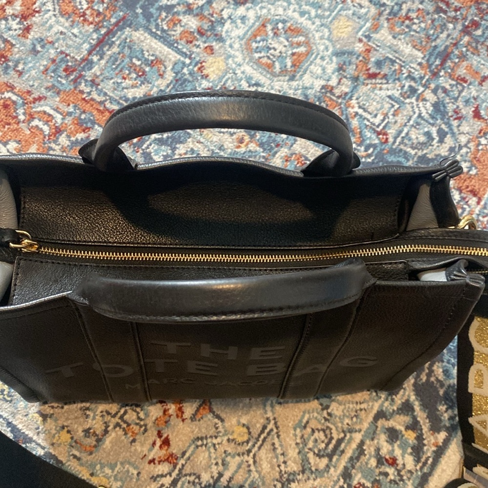 Marc Jacobs Black Tote Bag
Leather
Dust bag 
Purse insert
MEDIUM - Picture 4 of 10